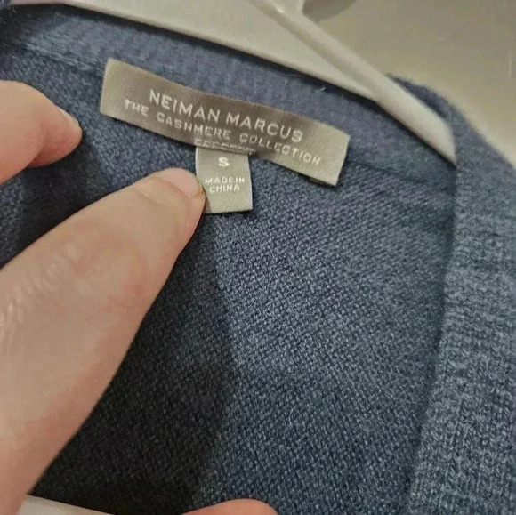 Neiman Marcus 100% cashmere sleeveless cardigan! - Picture 2 of 6